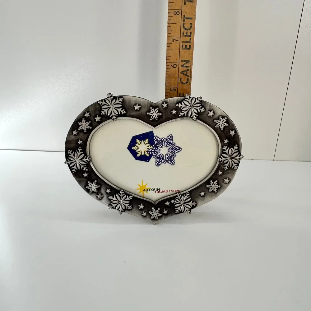 Heart Shaped Photo Frame Snowflake Design Tabletop Display Silver Tone 4x6 Photo